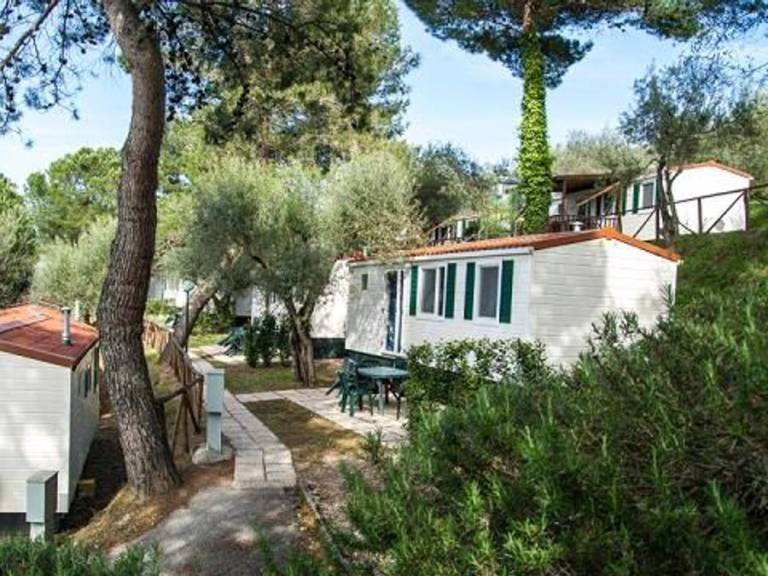 Children-friendly mobile home with patio & pool | Pets allowed — photo 4