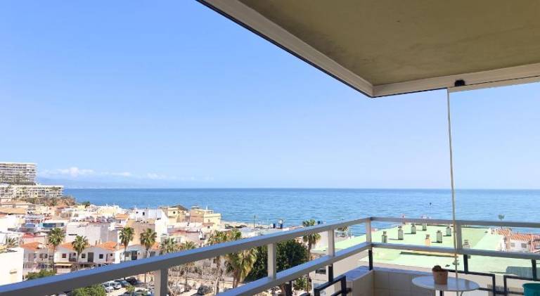 Holiday apartment with private pool & patio | Perfect for remote work in Torremolinos