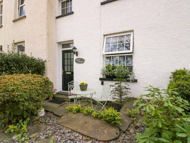 Cottage with yard — photo 3