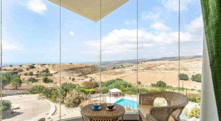 Villa with pool & hot tub | Pet-friendly — photo 3