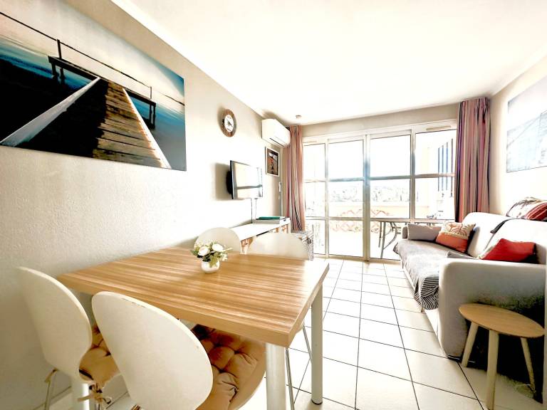 Family-oriented apartment with pool, barbecue & patio | Sea view | Close to the beach | Pet-friendly — photo 3