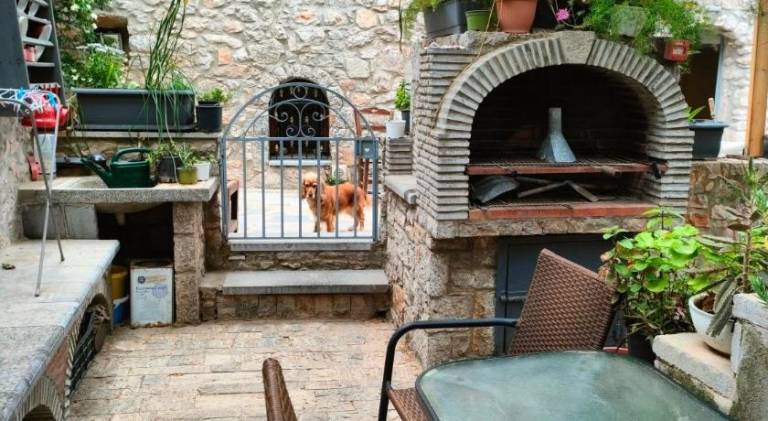 Vacation home with patio, barbeque & yard — photo 2