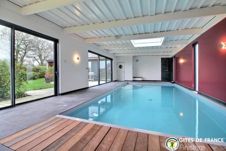 Gite with garden, barbecue & heated pool | Dogs allowed in Quimper