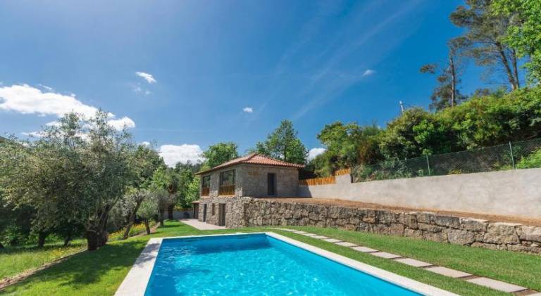 House with garden, BBQ & patio in Braga