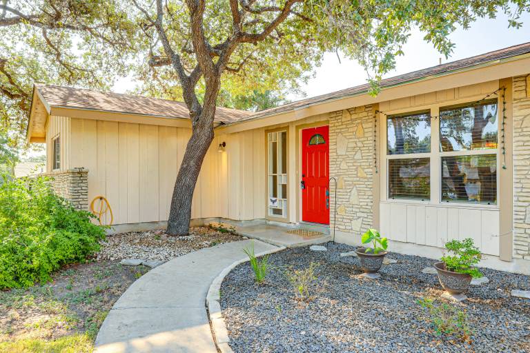Large Yard Home 9 Mi to San Antonio River Walk