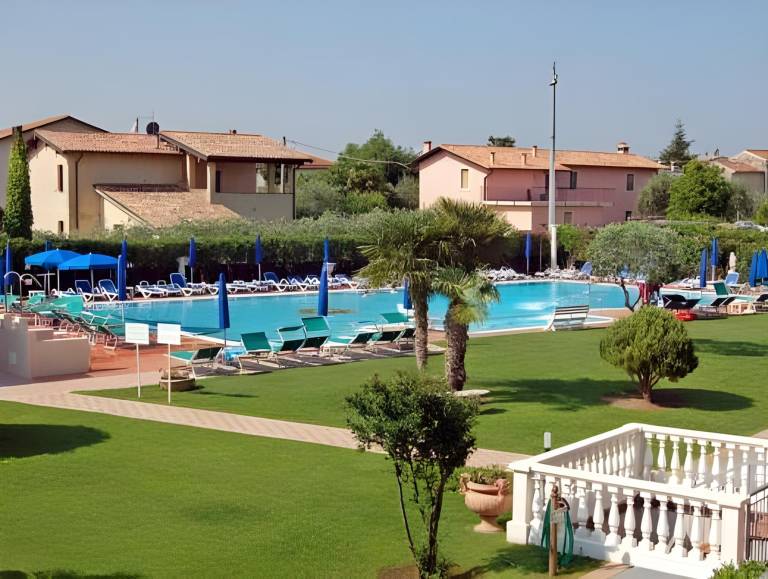 Wonderful serviced apartment with yard, hot tub & grill | Pets are welcome in Lazise