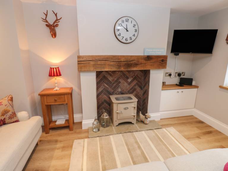 Pleasant cottage with yard | Pets allowed — photo 4