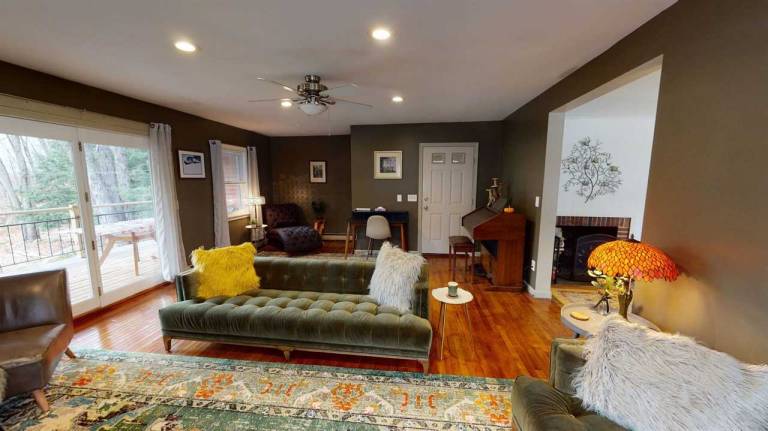 Vacation home with barbecue, hot tub & patio — photo 3
