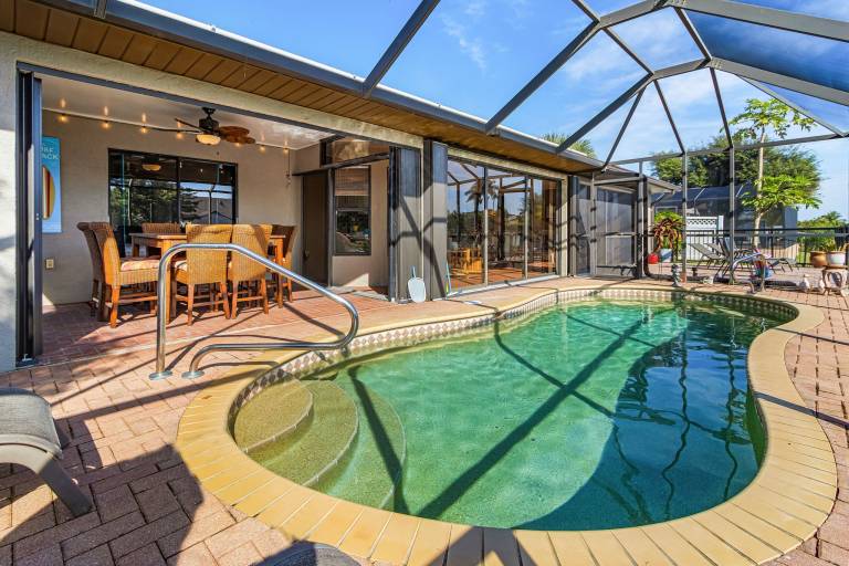 Child-friendly vacation home with grill & private pool | Water view | Pets are welcome — photo 5