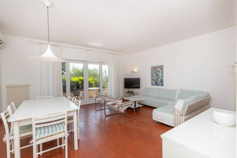 Rental apartment with yard & pool — photo 2