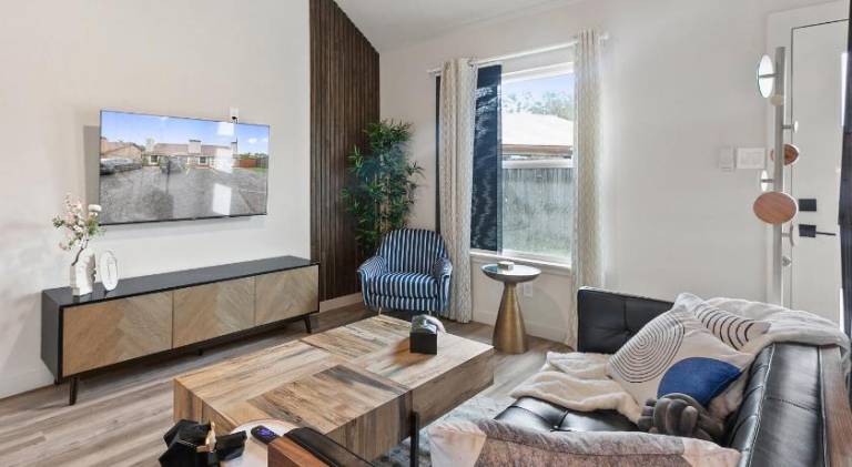 Contemporary Couples Getaway Near Austin Favorites - Loft 21 — photo 2