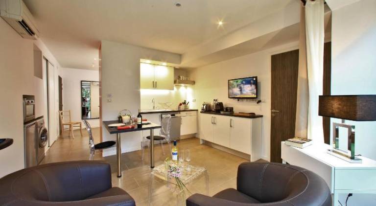 Serviced apartment with garden & terrace — photo 2