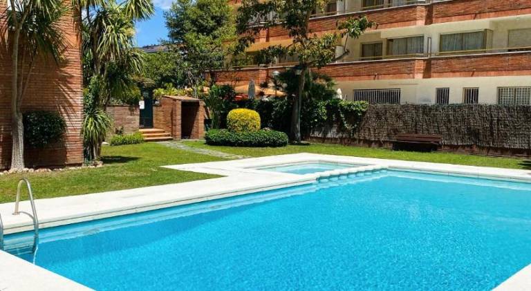 Rental apartment with terrace, yard & pool in Lloret de Mar