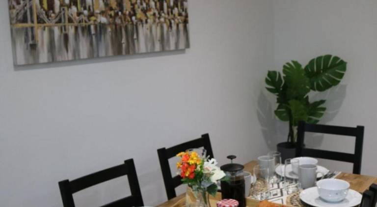 Stylish townhouse-Sleeps 9-Free parking — photo 5