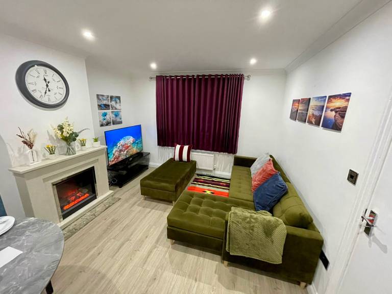 Dagenham 3 Beds Sleeps 5 12 min walk to Metro