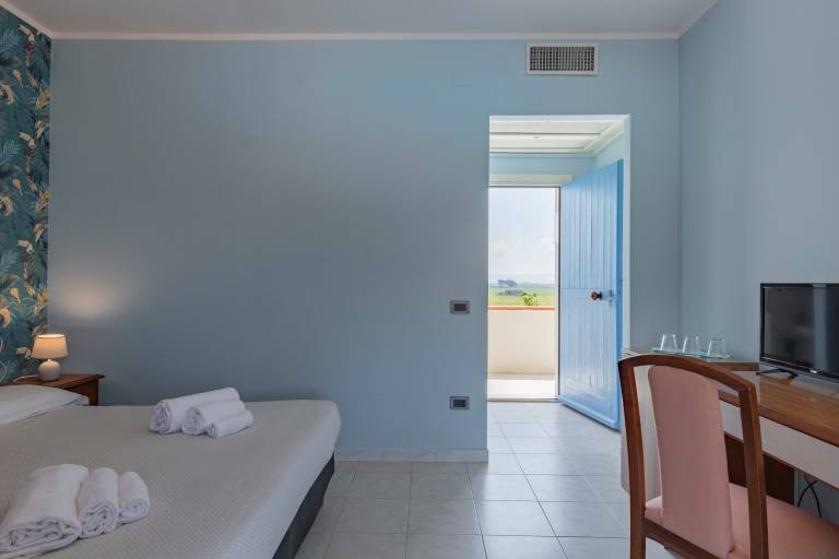 Dedicated room with pool & garden — photo 4
