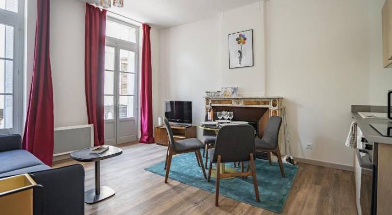 Holiday apartment | Next to Popes' Palace | Pet-friendly — photo 2