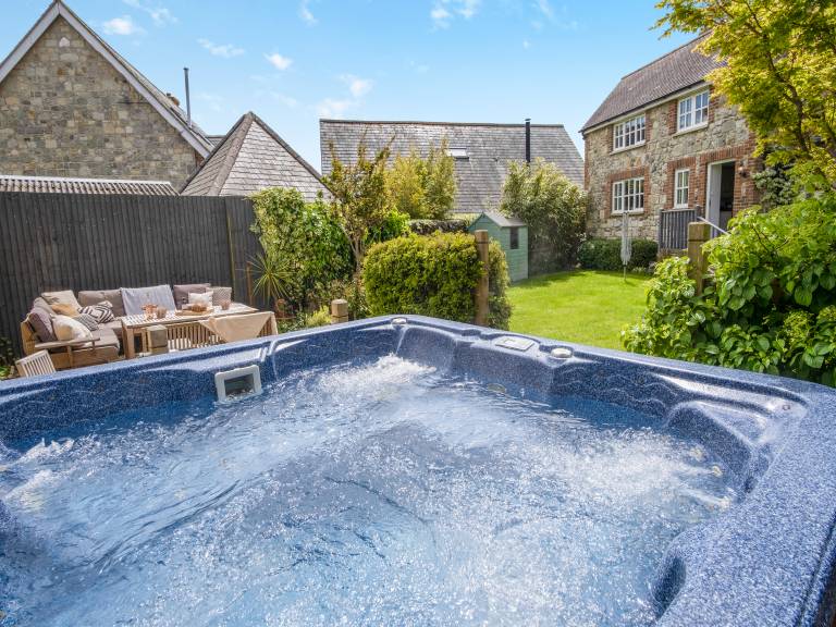 Cottage with jacuzzi, yard & barbecue — photo 2