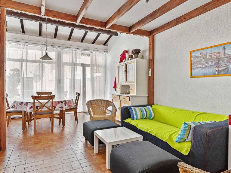 Vacation home with patio, barbeque & yard in Agde