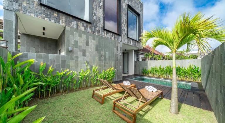 Villa with pool — photo 2
