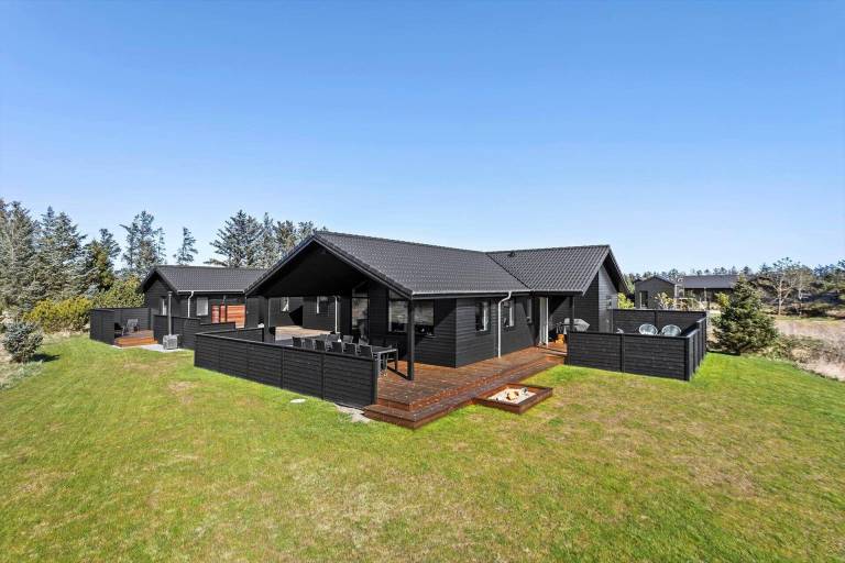 Fully equipped house with hot tub, terrace & BBQ | Pets allowed in Lokken