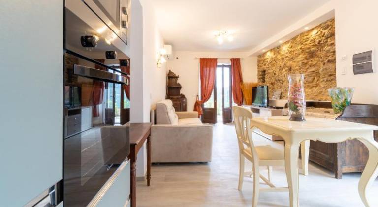 Beautiful serviced apartment with pool, hot tub & yard | Dogs allowed — photo 2