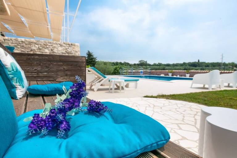 Villa with private pool, barbecue & yard — photo 4