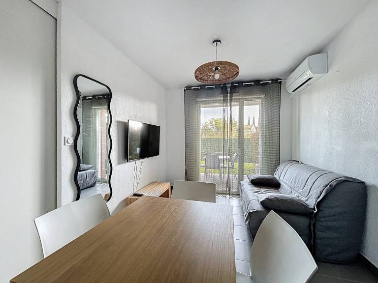 Apartment T2 with pool access, terrace, private garden, near beach — photo 2