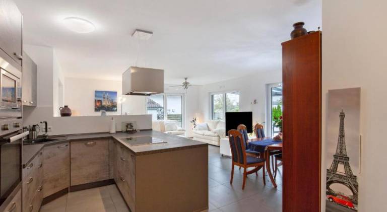 Holiday apartment with BBQ, yard & pool — photo 3