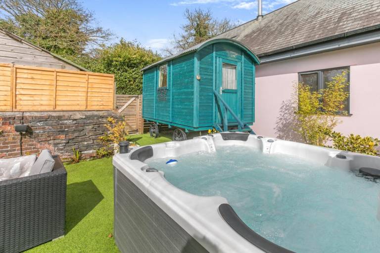 Holiday apartment with jacuzzi, garden & barbeque — photo 2