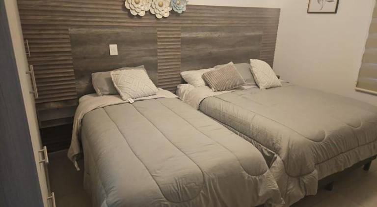 Apartment with pool — photo 2