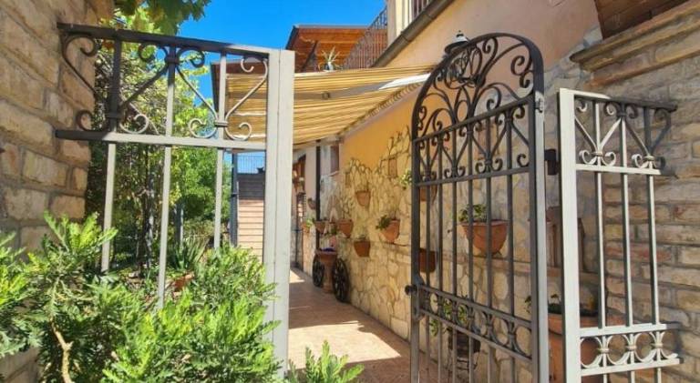 Vacation home with 4 rooms for 6 persons in Pescara