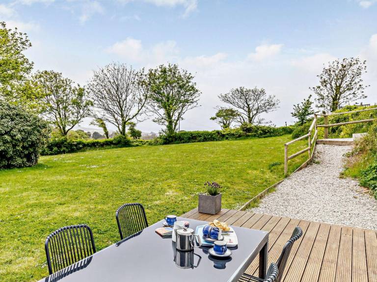 Fully equipped cottage with yard | Water view | Pets are welcome in Bude