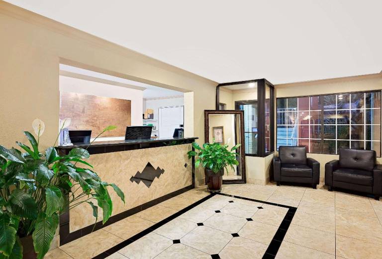 Days Inn by Wyndham Fort Walton Beach — photo 3