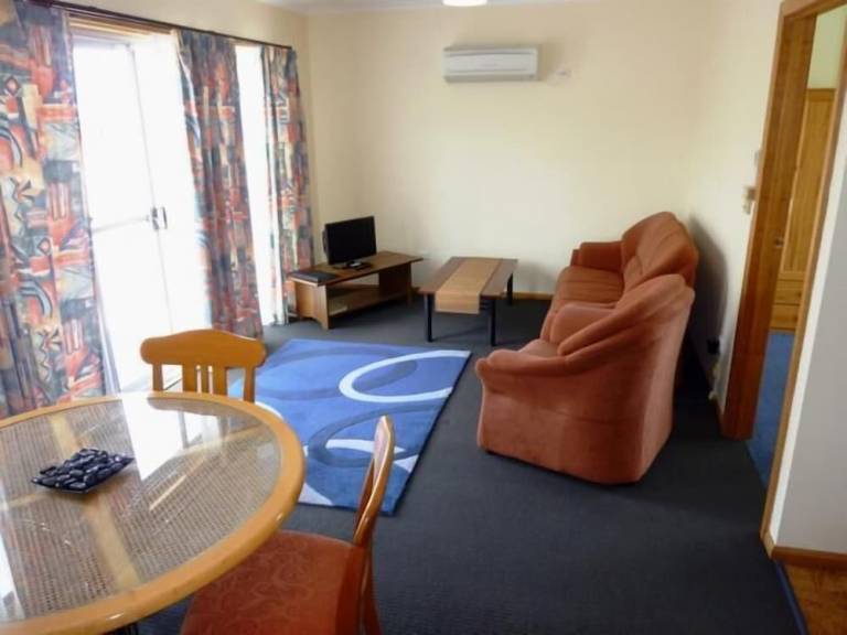 Motel  Deloraine