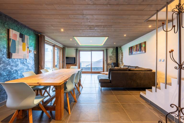 Apartment 'Appartement 2' with Mountain View, Private Terrace and Wi-Fi in Courchevel