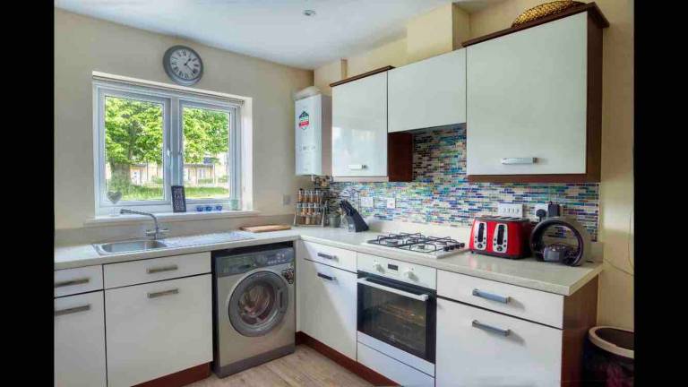 House with jacuzzi & garden | Garden view — photo 4