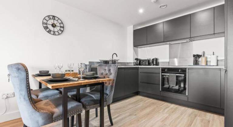 Central Liverpool 2 Bedroom Apartment, Large, Modern, WIFI, Sleeps 4 — photo 3