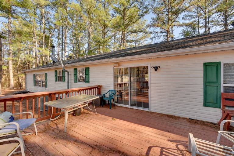 9 Mi to ECU: Pet-Friendly Greenville Home w/ Deck — photo 2