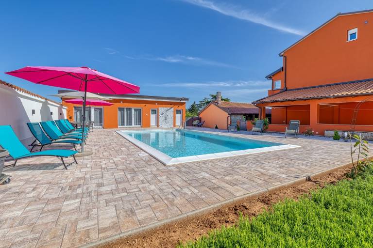Apartment with terrace, barbecue & heated pool | Pets allowed — photo 3
