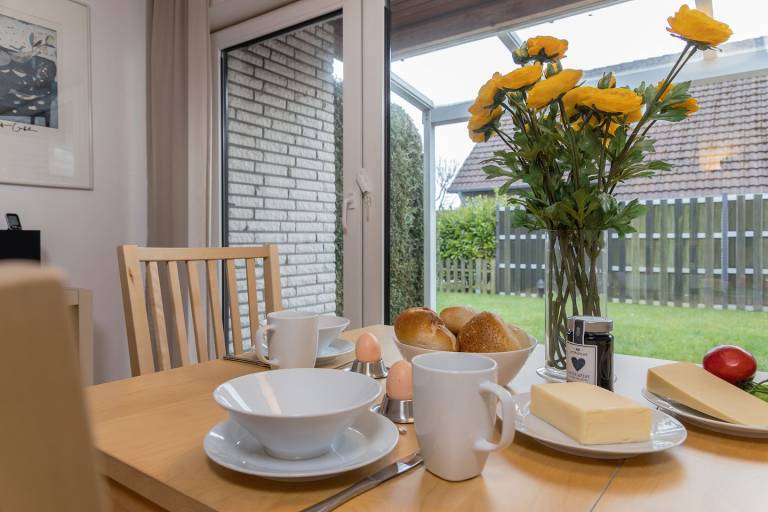 Traumhaft nordisch: Diese gepflegte Erdgeschosswohnung empfängt Sie mit einem gemütlichen Wohn-/Essbereich, separater Küche und direktem Zugang zu Terrasse und Garten. Eine echte Küstenperle – beliebt, begehrt und schnell vergriffen! — photo 4
