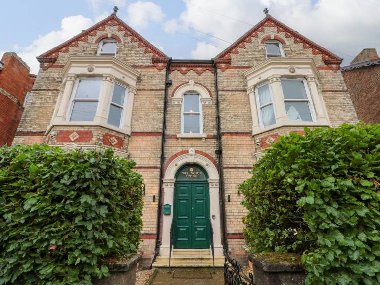 Cottage with hot tub & yard | Beach view in Bridlington