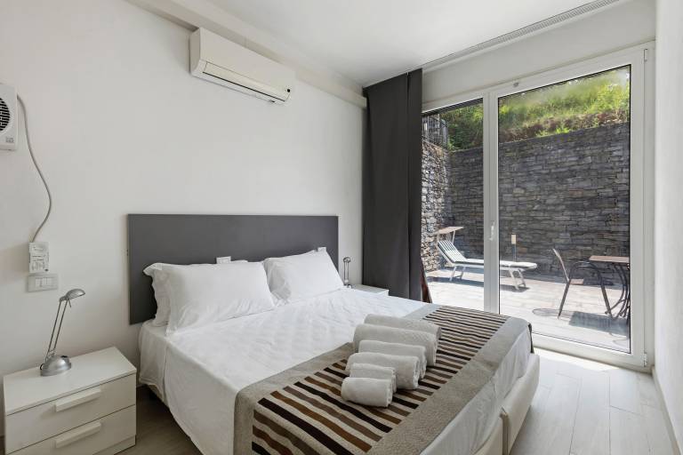 Holiday apartment with patio | Garden view — photo 2