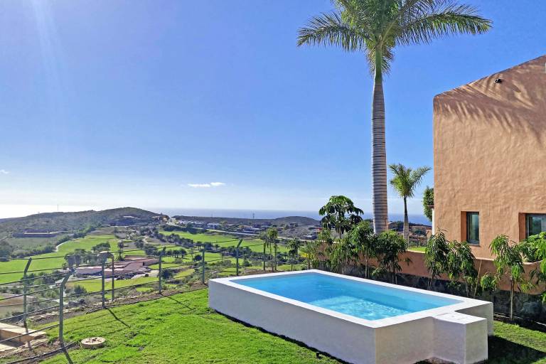 Vacation home with private pool, patio & garden — photo 4