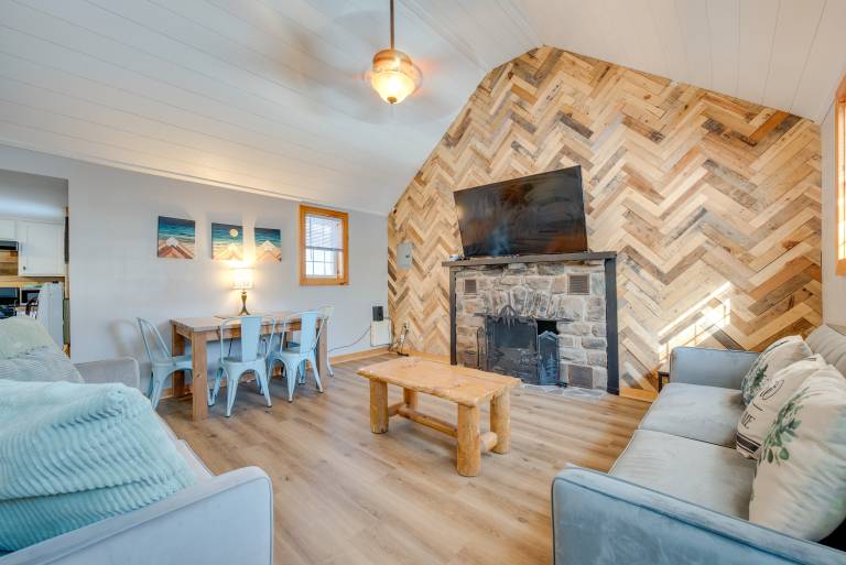 Pocono Couple's Getaway! Cute Cabin on 8 Acres — photo 3