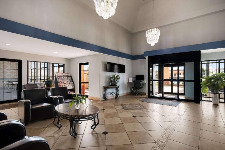 Quality Inn & Suites Oklahoma City North — photo 2