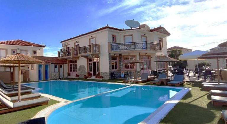 Apartment with pool & terrace — photo 3