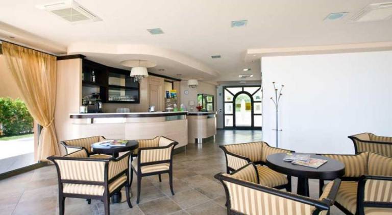Wonderful serviced apartment with patio, pool & yard | Pets allowed — photo 5