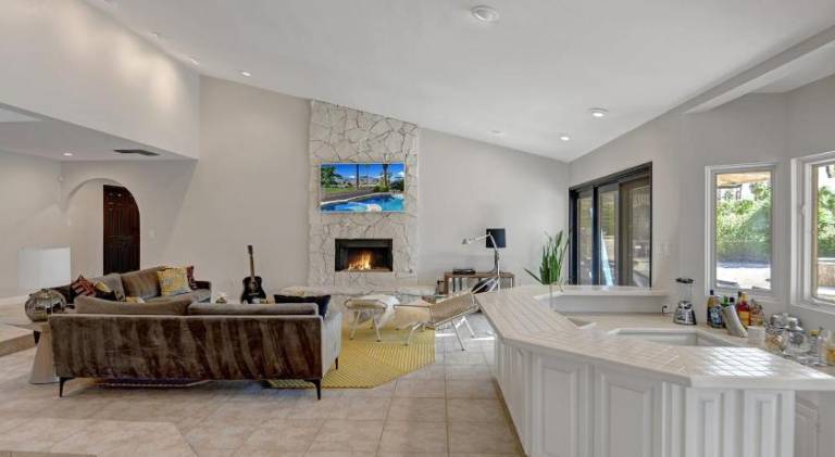Fully equipped ample house with private pool, hot tub & BBQ | Suitable for remote work | Dogs allowed — photo 3