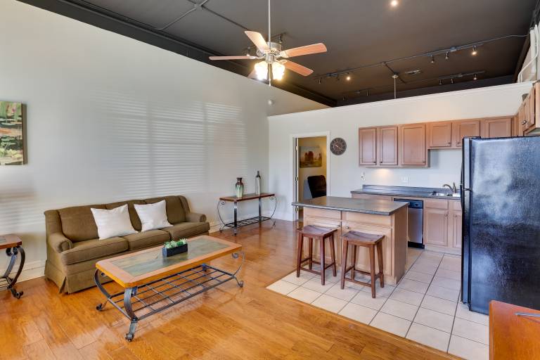 Steps to Restaurants & Shops Dtwn Marshall Apt